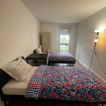Single Bed Number 2 In A 2 Bed Near Paris Hotel *